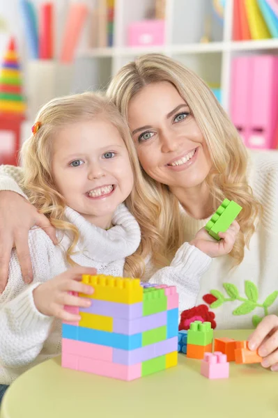 Madre con hija pequeña —  Fotos de Stock