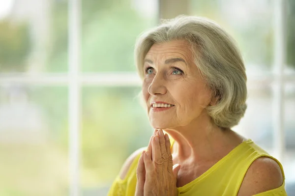 Mooie senior vrouw — Stockfoto