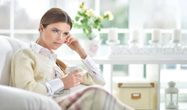 Kobieta pijąca herbatę — Zdjęcie stockowe