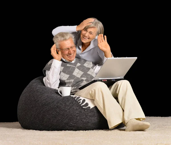 Couple aîné avec ordinateur portable — Photo