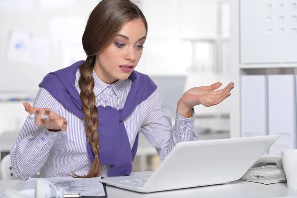 Jonge vrouw met laptop — Stockfoto