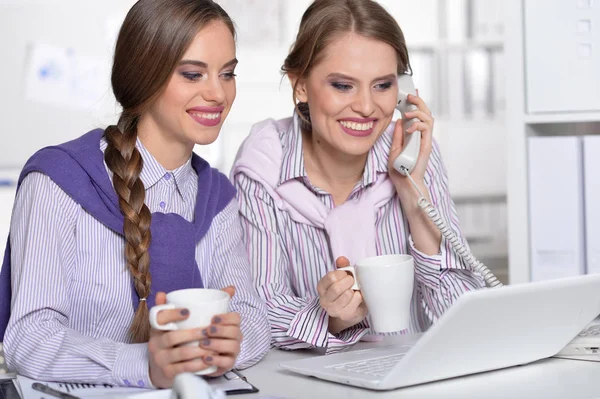 Dos mujeres jóvenes en el trabajo — Foto de Stock