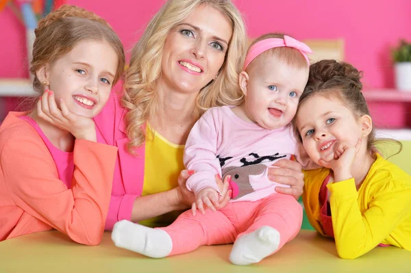 Mamma med tre döttrar — Stockfoto