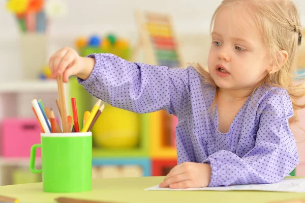 Niedliches kleines Mädchen zeichnet mit Bleistift — Stockfoto