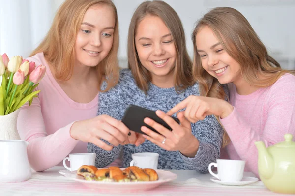 Grupp av tonårsflickor med smartphone — Stockfoto