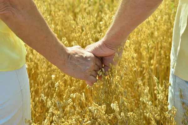 Oudere echtpaar houdt elkaars hand bij elkaar — Stockfoto