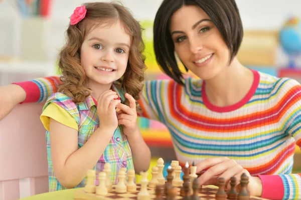 Jonge moeder met kleine dochter spelen — Stockfoto