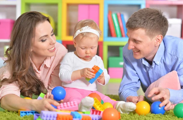 Parents heureux jouant avec la fille — Photo