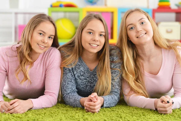 Retrato de três adolescentes meninas — Fotografia de Stock