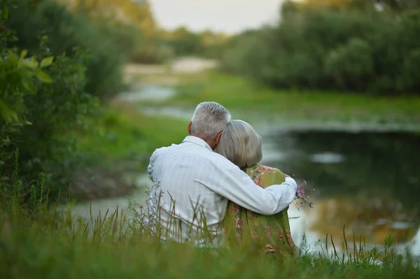 Feliz pareja de ancianos al aire libre — Foto de Stock