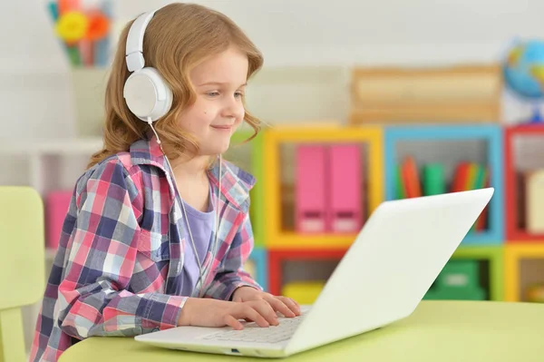Meisje met behulp van moderne laptop — Stockfoto