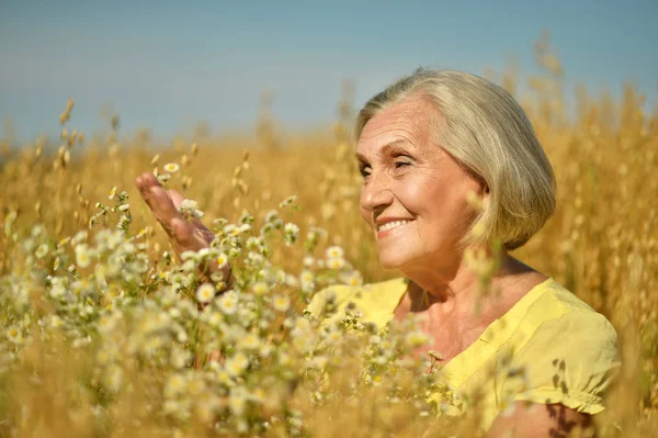 Usměvavá starší žena — Stock fotografie