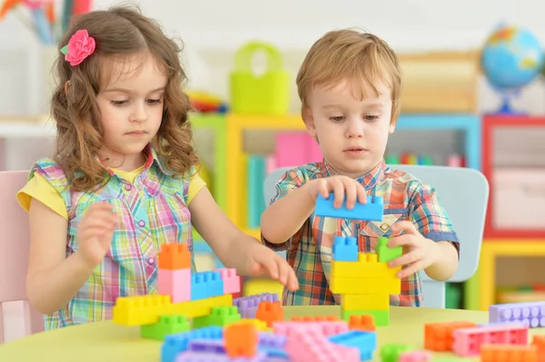 Hermano y hermana jugando juntos — Foto de Stock