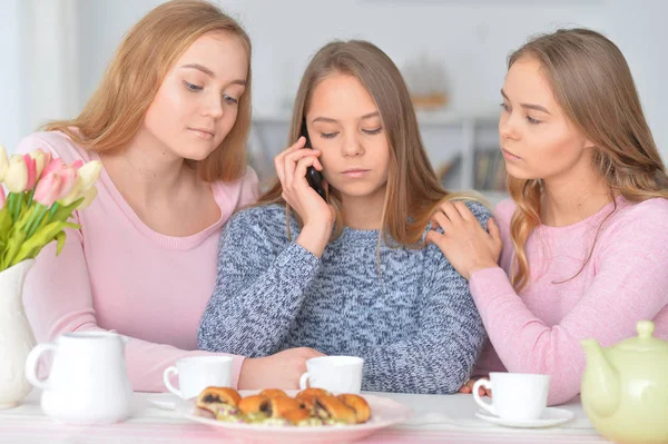 Grupo de meninas adolescentes com smartphone — Fotografia de Stock