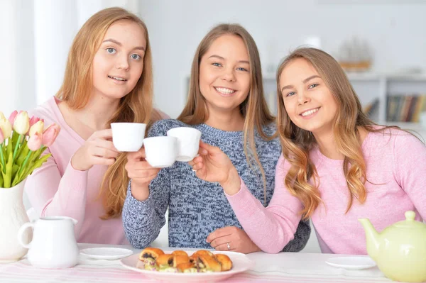 Genç kızlar çay içme — Stok fotoğraf