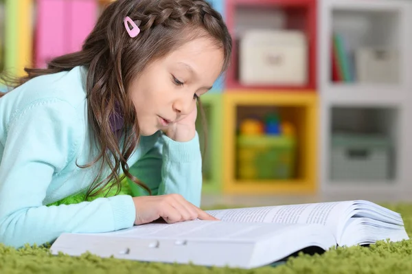 Petite fille lecture livre — Photo