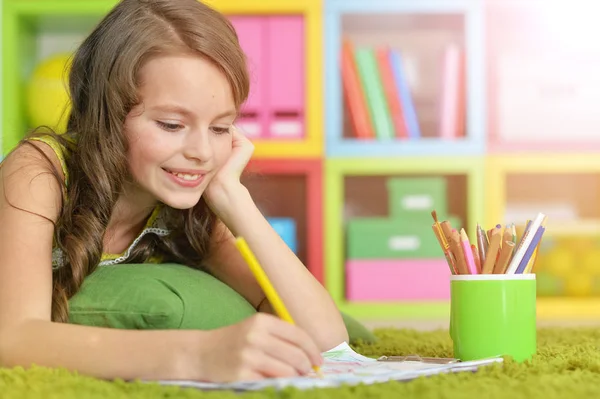 Дівчина малює олівцем в кімнаті — стокове фото