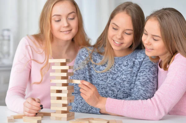 Ragazze che giocano con blocchi di legno — Foto Stock