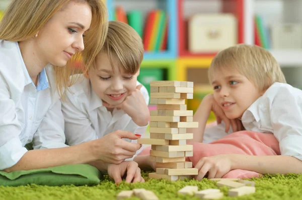 Ung mamma och två söner spelar — Stockfoto