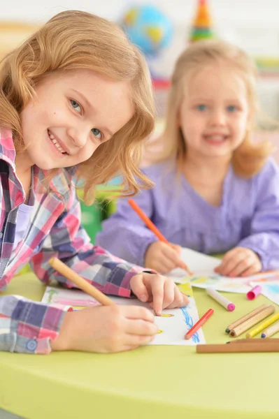 Leuke kleine meisjes tekening met potloden — Stockfoto