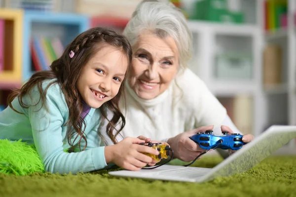 Oma speelt met dochter — Stockfoto