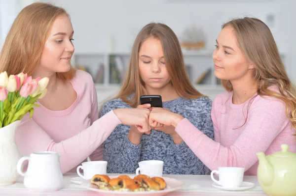 Gruppo di ragazze adolescenti con smartphone — Foto Stock