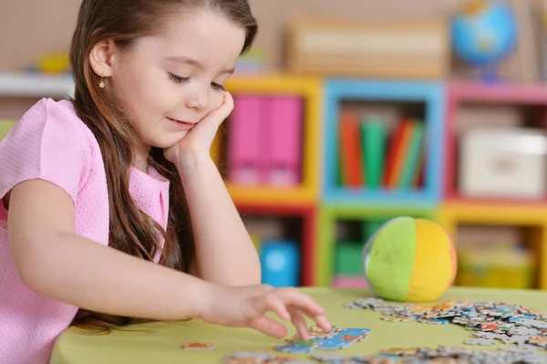 Girl collecting puzzles — Stock Photo, Image