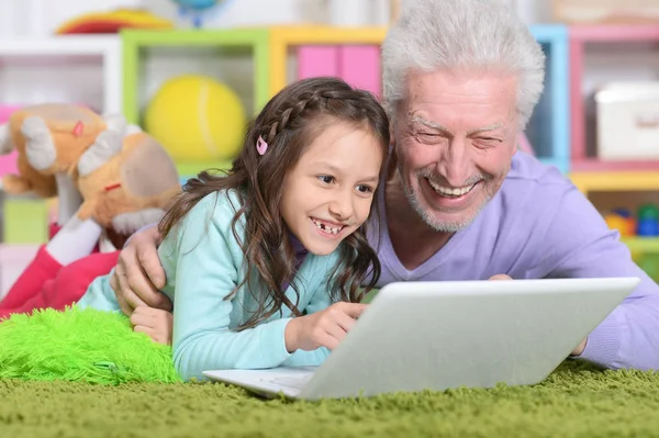 Dziadek i wnuczka z laptopa — Zdjęcie stockowe
