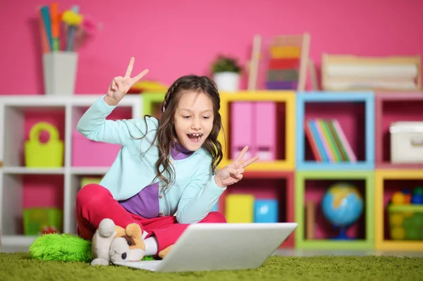 Cute little girl z laptopem — Zdjęcie stockowe