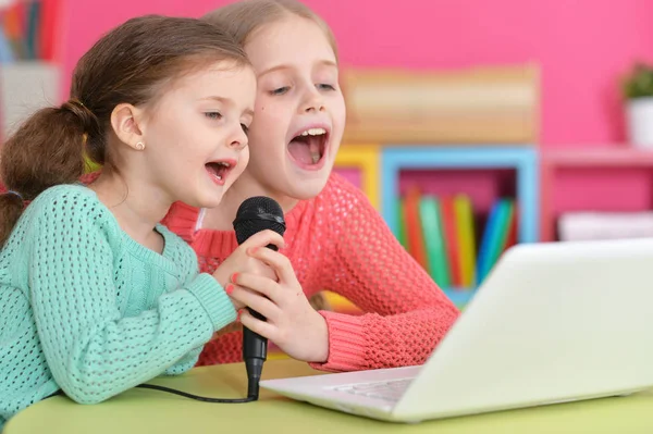 Dziewczyny śpiewają karaoke — Zdjęcie stockowe