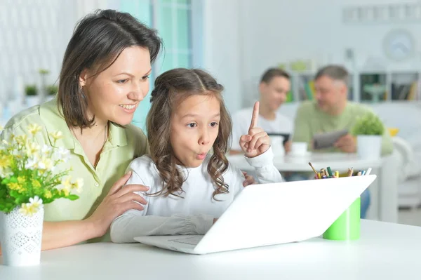 Klein meisje en moeder met behulp van laptop — Stockfoto