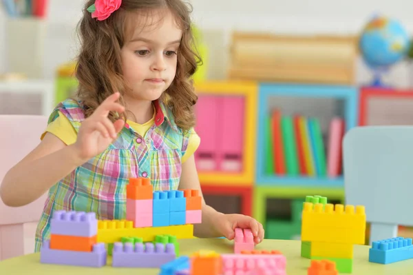 Dívka si hraje s barevnými bloky — Stock fotografie