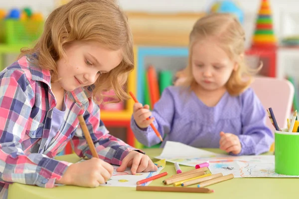 Mignonnes petites filles dessin avec des crayons — Photo