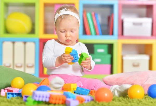 Bambino piccolo che gioca con giocattoli colorati — Foto Stock