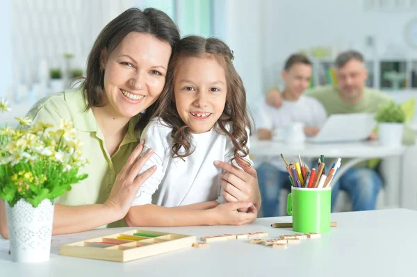 Moeder en dochter spelen — Stockfoto