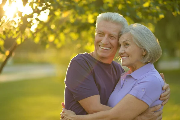 Senior-Paar umarmt — Stockfoto