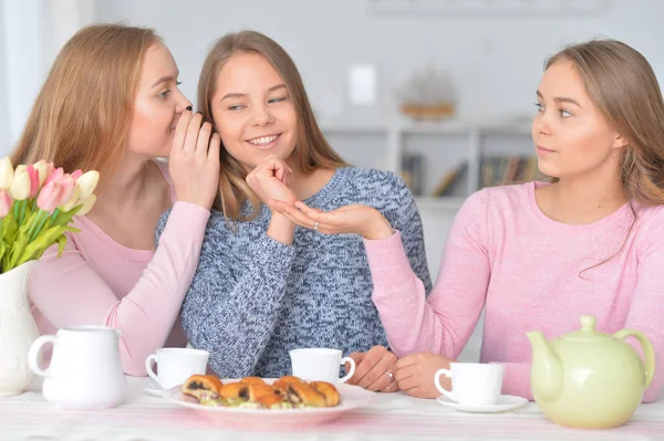 Teenage ragazze pettegolezzi — Foto Stock