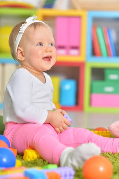 Petit enfant jouant avec des jouets colorés — Photo