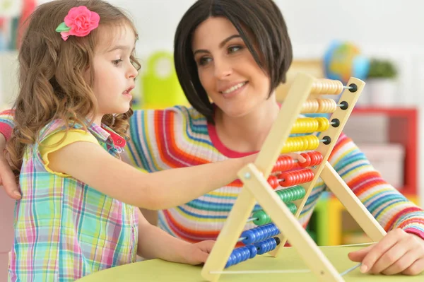 Ung mamma leker med lilla dotter — Stockfoto