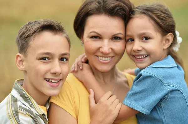 Mãe com filhos ao ar livre — Fotografia de Stock