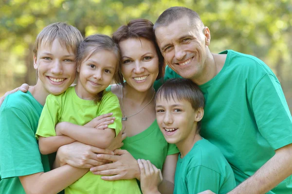 Famiglia divertirsi all'aperto — Foto Stock