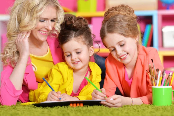 Mother with daughters drawing — Stock Photo, Image