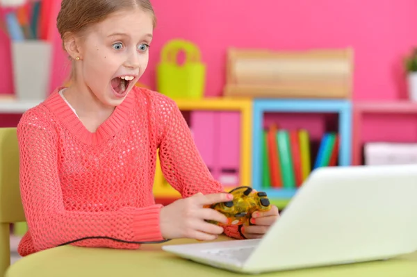 女孩在玩游戏的笔记本电脑 — 图库照片