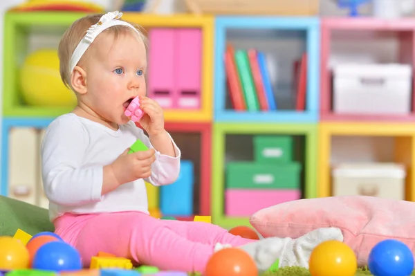 Petit enfant jouant avec des jouets colorés — Photo