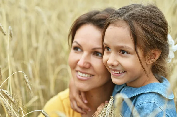 Moeder met dochter op het veld — Stockfoto