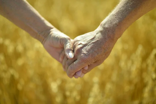 Το ηλικιωμένο ζευγάρι κρατιέται χέρι χέρι. — Φωτογραφία Αρχείου