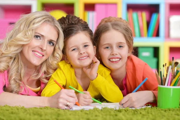 Mãe com filhas desenho — Fotografia de Stock