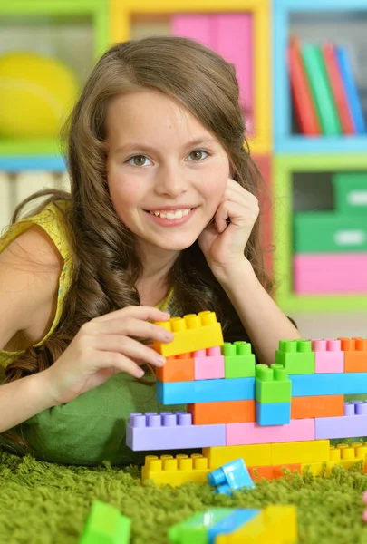 Mädchen mit bunten Plastikklötzen — Stockfoto