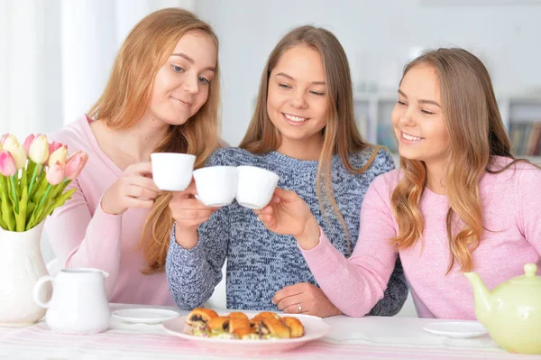 Ragazze adolescenti che bevono tè — Foto Stock