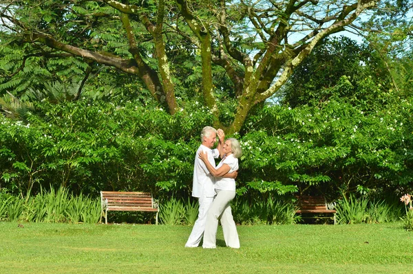 Senior couple resting outdoors — Stock Photo, Image